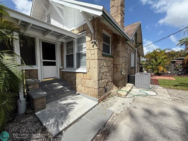 Building Photo - 5025 SW 64th Ave