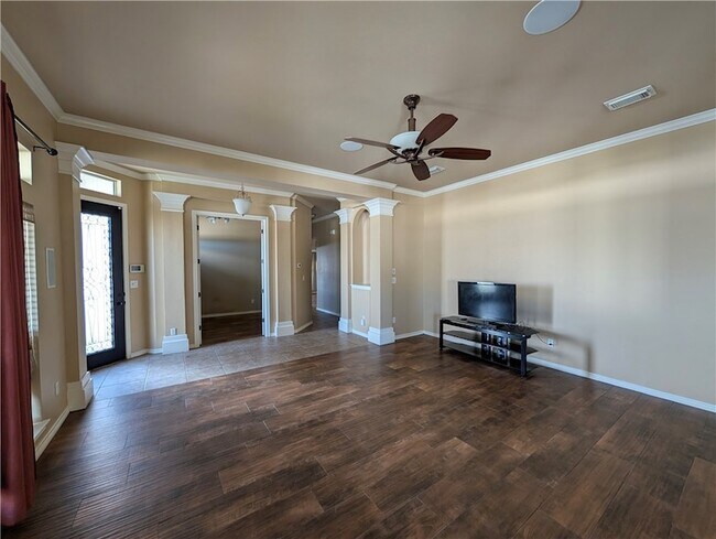 Foto del edificio - 7413 Long S Dr