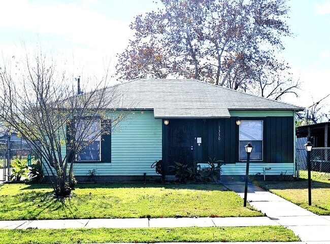 Building Photo - 1330 Kendalia Ave