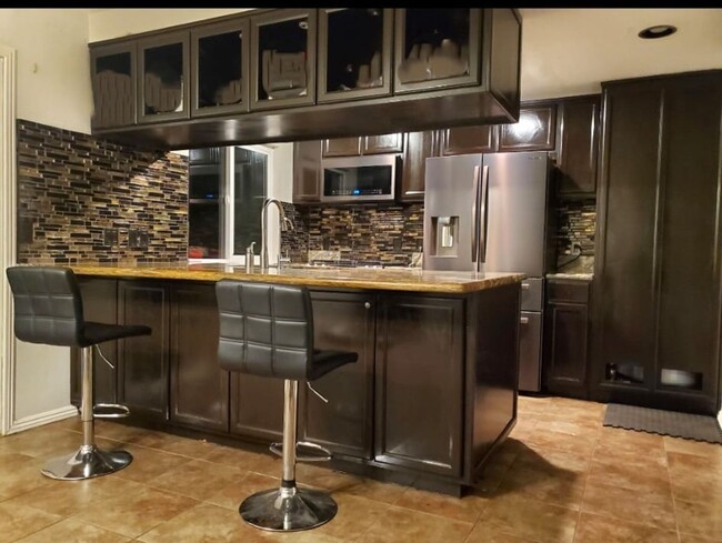 Foto del edificio - Spacious 3-Bedroom Townhome with Garage and Assigned Parking in San Ysidro