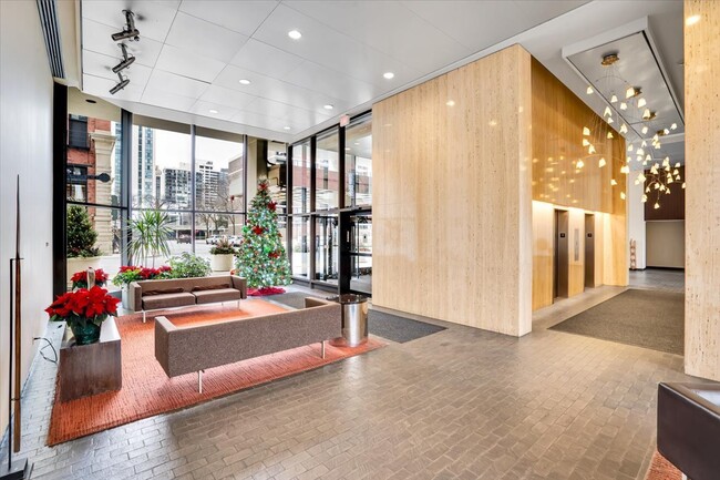 Foto del edificio - 1560 N Sandburg Terrace