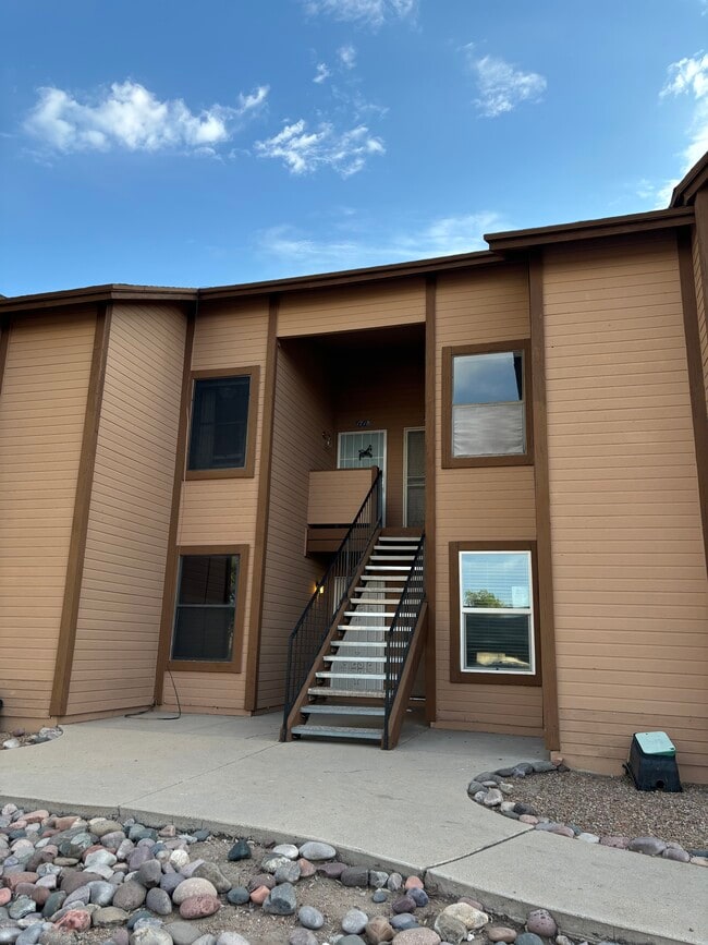 Building Photo - 1714 W Park Wood Ln