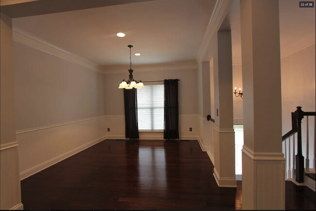 Building Photo - Spacious townhome, garage, 2 bed, 2 bath, ...