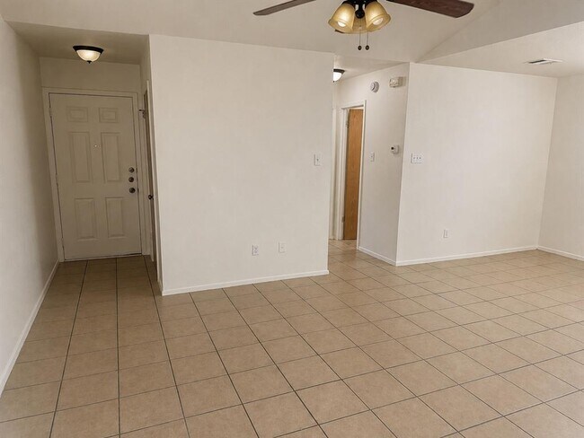 Foto del edificio - 8205 West Gate Blvd