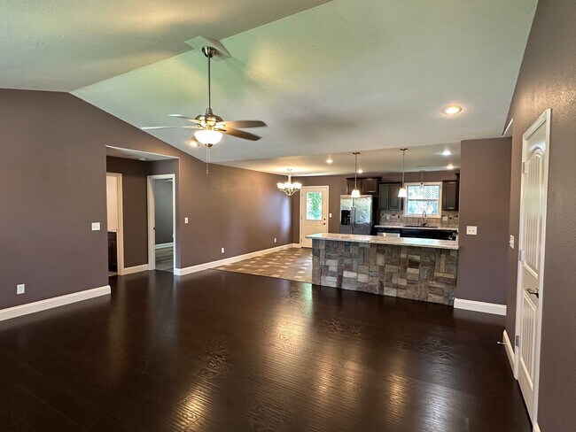 Foto del edificio - 333 Lyle Curtis Cir