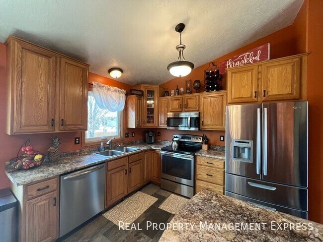 Building Photo - 4 Bedroom 2 Bathroom in SW Sioux Falls