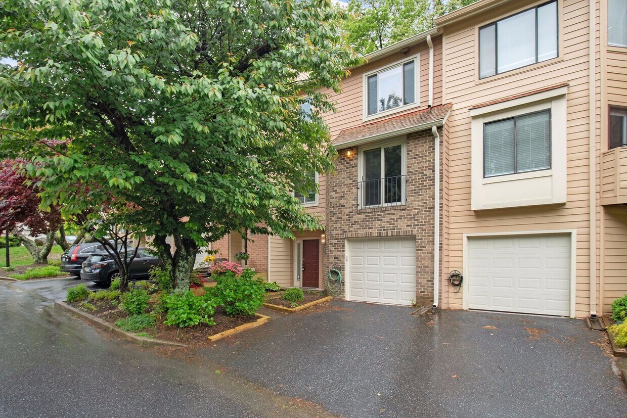 Primary Photo - 3 Bed 2 Full Bath / 2 Half Bath - Bethesda...