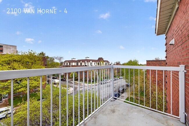 Building Photo - 2100 Av. Van Horne