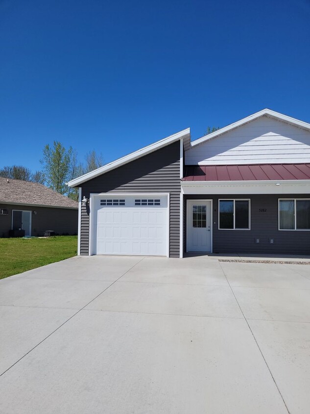Foto principal - 5282 Christopher Dr