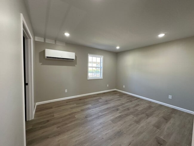 Building Photo - 114 Evergreen Pl