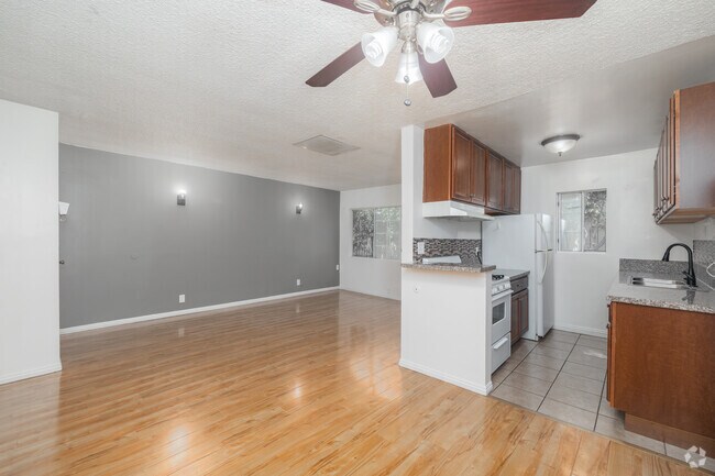 1 habitación, 1 baño - 675 pies cuadrados - Sala de estar - 1216 N Las Palmas Ave