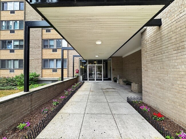 Building Photo - 1025 Hancock St