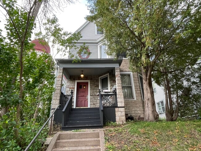 Building Photo - 1425 E Superior St