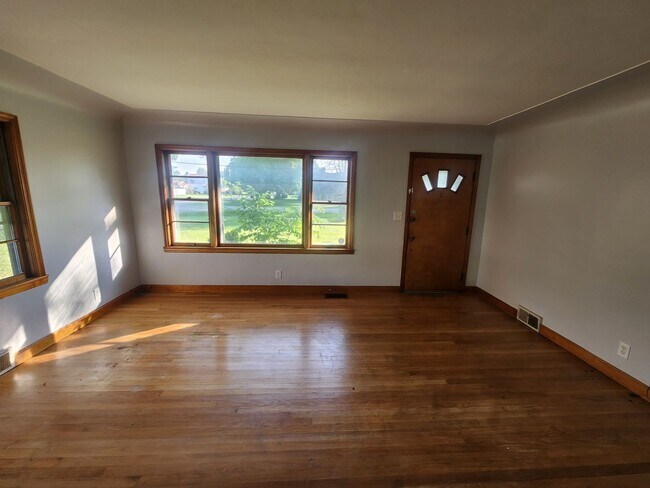Foto del edificio - Charming 2 bedroom 1 bath with large rooms...