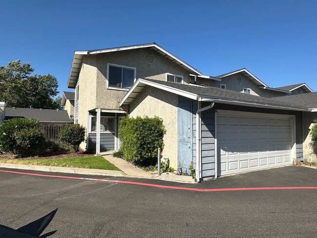 Building Photo - Recently Refreshed 3 Bedroom 2.5 Bath  2 Story condo with 2 Car Garage