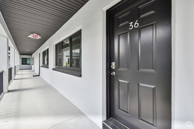 Building Photo - 2942 W Bay Dr