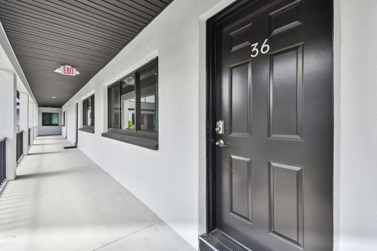 Foto principal - 2942 W Bay Dr