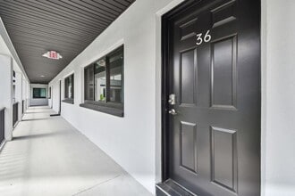 Building Photo - 2942 W Bay Dr