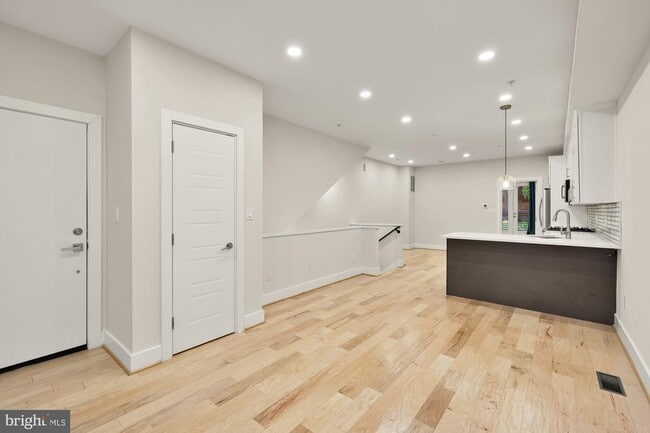 Building Photo - 614 I St NE