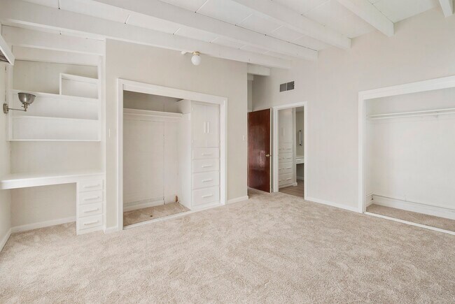 Foto del edificio - 4445 E Flower St