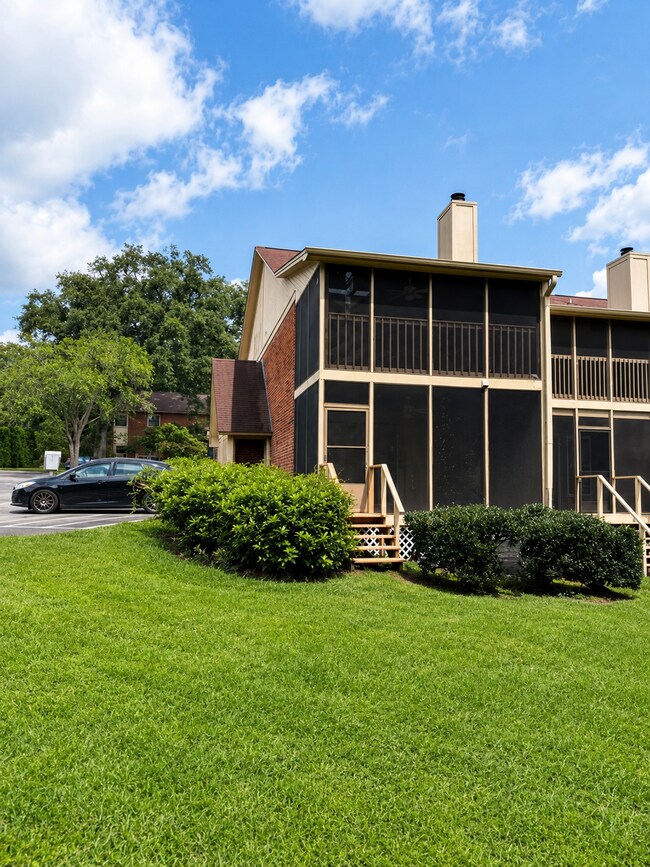 Building Photo - 3207 Shamrock St E