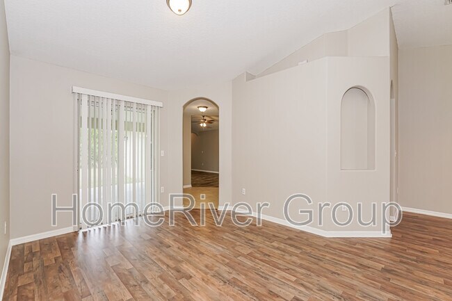 Building Photo - 20 Bressler Ln