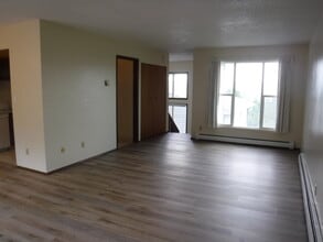 Building Photo - 2213 E Foothills Dr