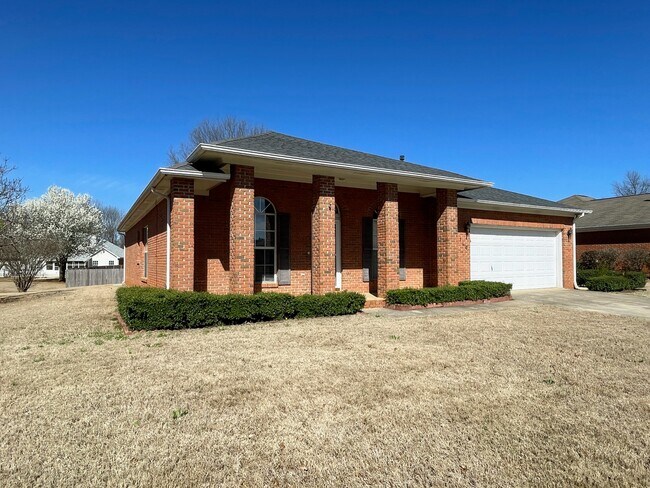 Building Photo - 140 Long Bow Dr
