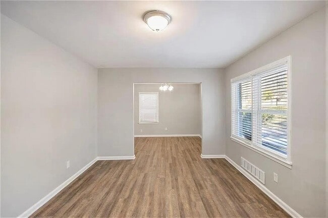 Foto del edificio - 2077 Rosewood Rd