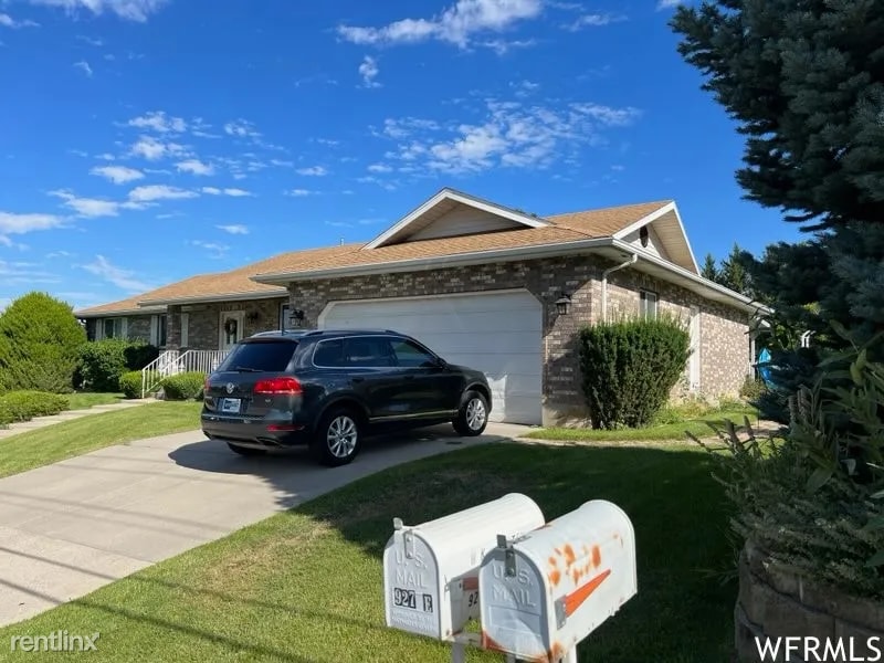 Primary Photo - 3 br, 1 bath House - 927 East 200 South St...