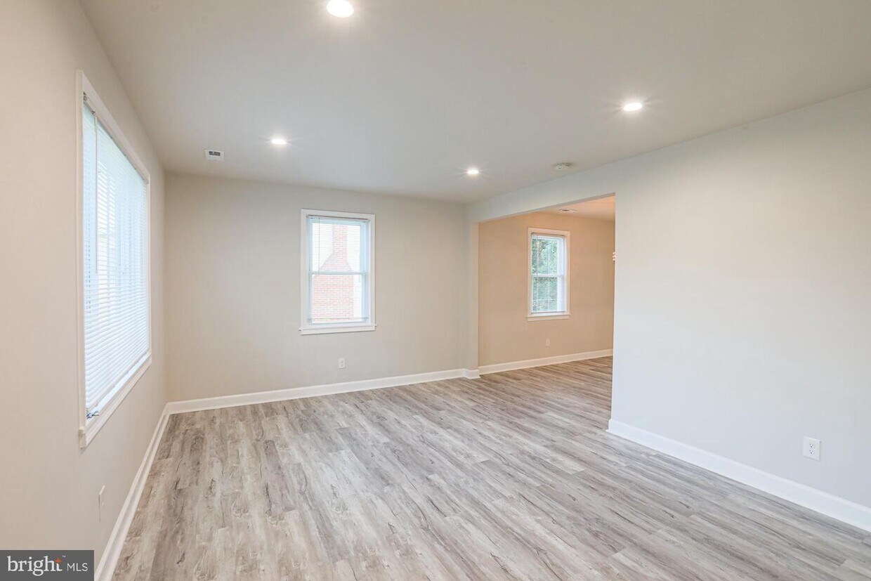 Foto principal - 5929 Montgomery St
