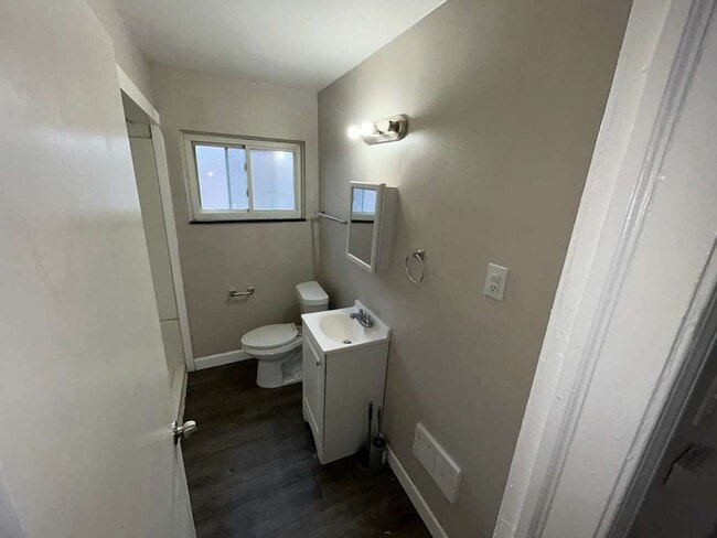 Building Photo - Charming 3 Bedroom Bungalow