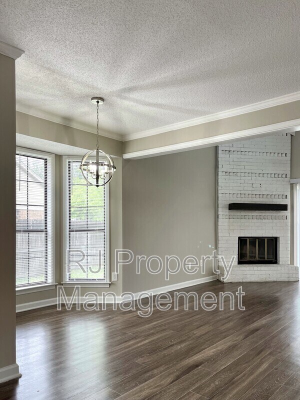 Building Photo - 5995 Cedarcrest Ct