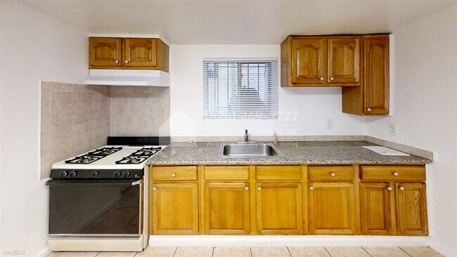 Foto del edificio - 3 br, 1 bath Duplex - 2770 Foothill Boulev...
