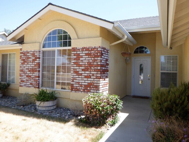 Foto del edificio - Beautiful 3-bedroom, 2-bath home in Tehachapi (Available 6/10/26)