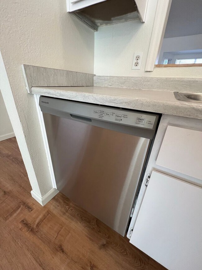 Building Photo - Newly remodeled home!