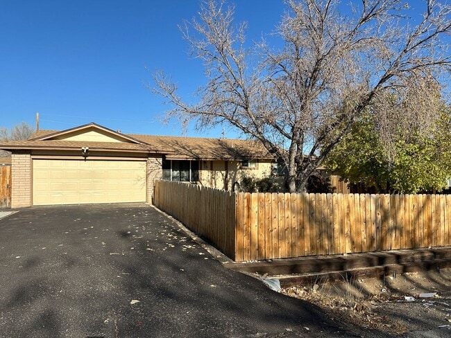 Building Photo - Spacious home with RV parking in Spanish Springs