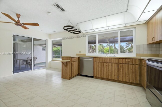 Building Photo - 920 NW 92nd Ave