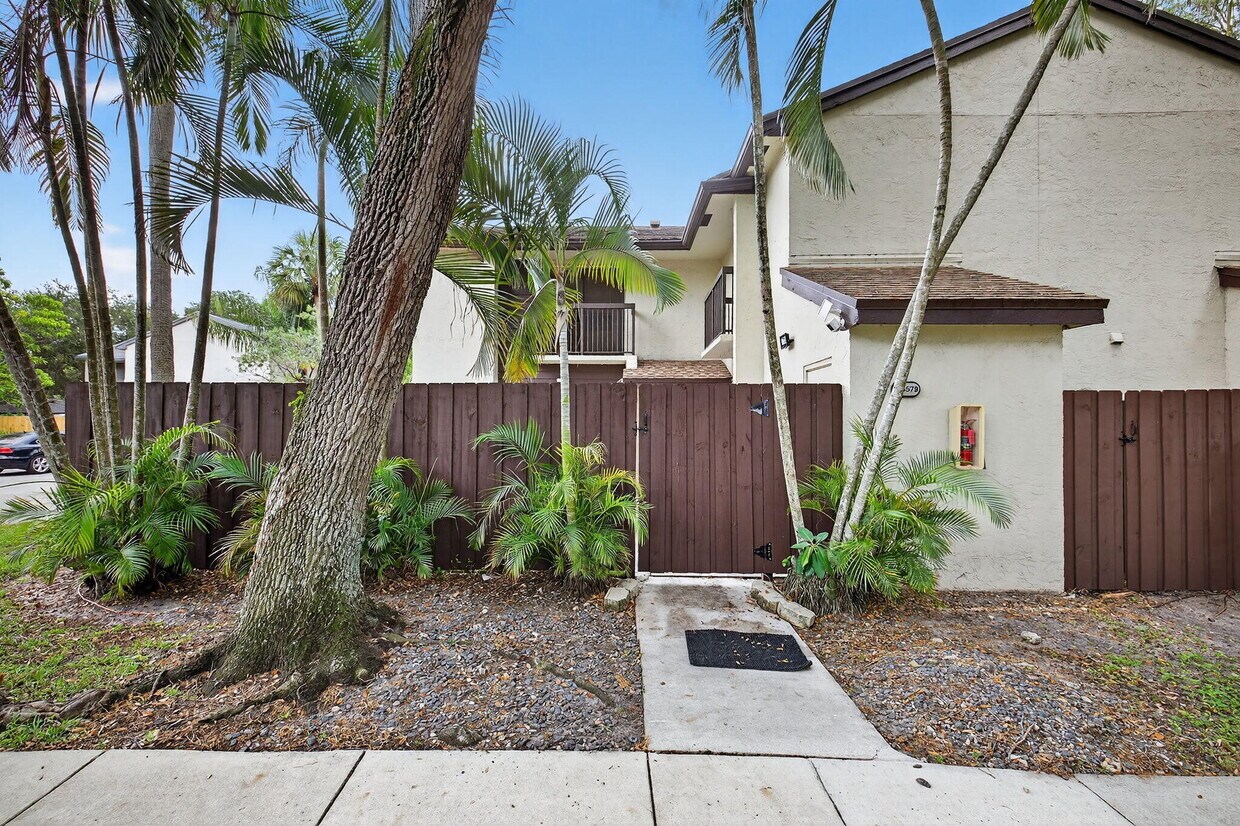 Primary Photo - 3579 Cocoplum Cir