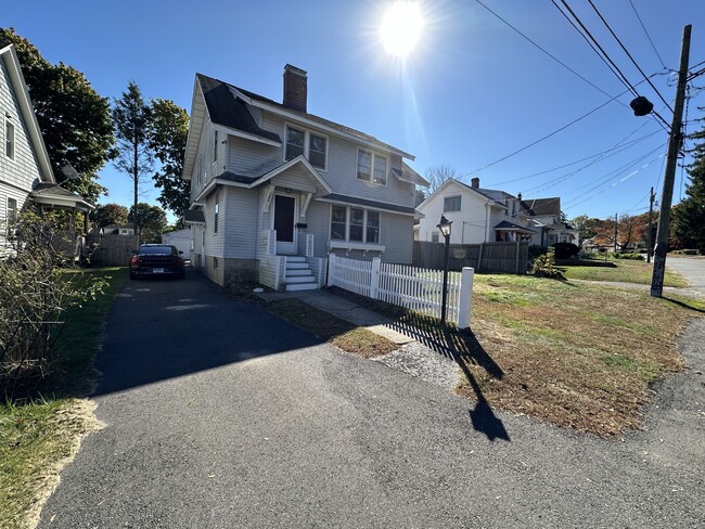 Building Photo - 280 Fairlawn Ave