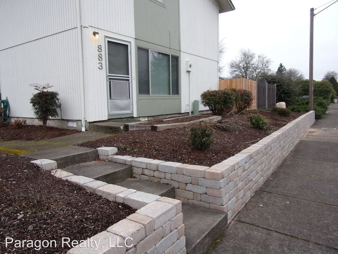 Building Photo - 2 br, 1 bath Apartment - 883 NW Oak Ave.