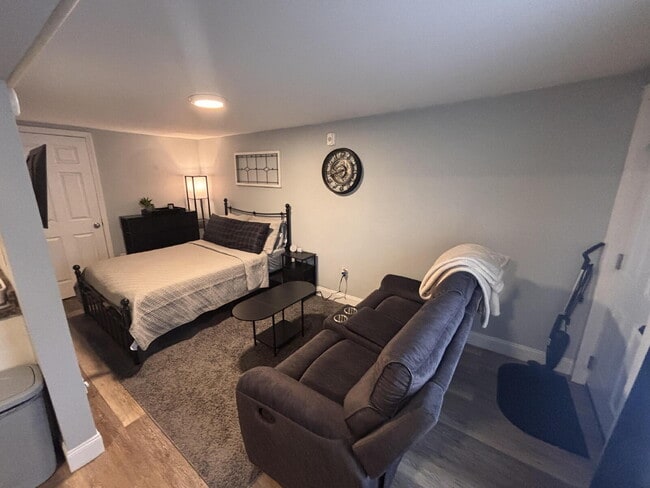 Building Photo - Walk everywhere - Charming Fully Furnished Studio Loft in the Heart of Bath, Maine!