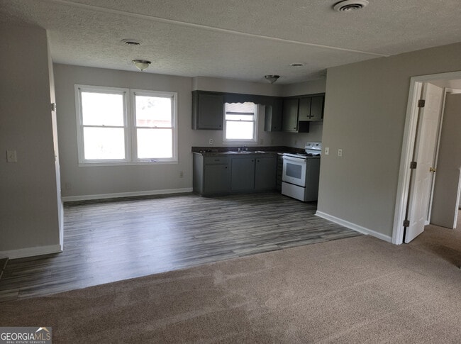 Building Photo - 15 Greenview Dr