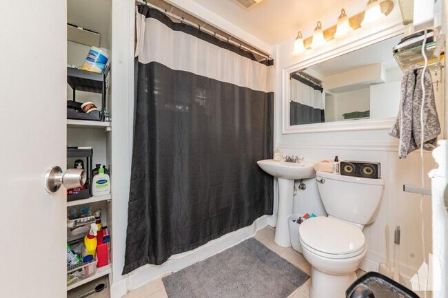 Foto del edificio - 4 bedroom in Chicago IL 60613