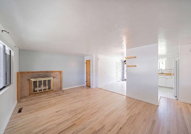 Building Photo - Spacious