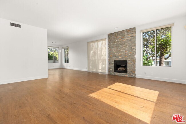 Building Photo - 253 S Doheny Dr