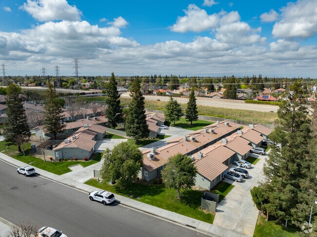Building Photo - 2625 Brookside Dr