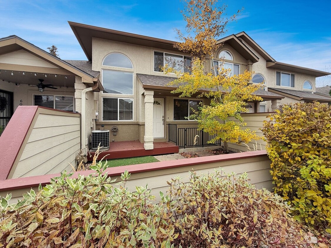 Beautifully Updated Townhome in a Prime Lo... - Beautifully Updated Townhome in a Prime Lo...