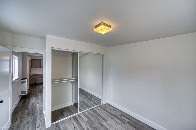Building Photo - 2 br, 1 bath Triplex - 5325 2nd Avenue