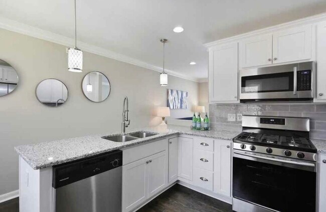 Kitchen - 1985 Thomasville Dr SE